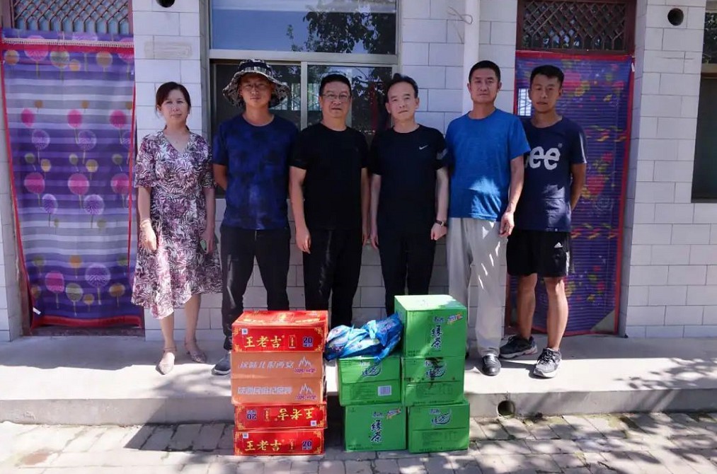 炎炎夏日送清凉，丝丝关爱沁人心