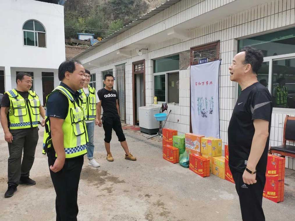 炎炎夏日送清凉，丝丝关爱沁人心