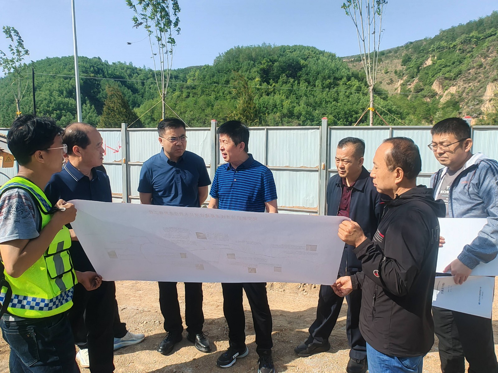 市交运局副局长刘玉东、集团公司董事长苏东东一行深入延安交投集团在建项目调研督导