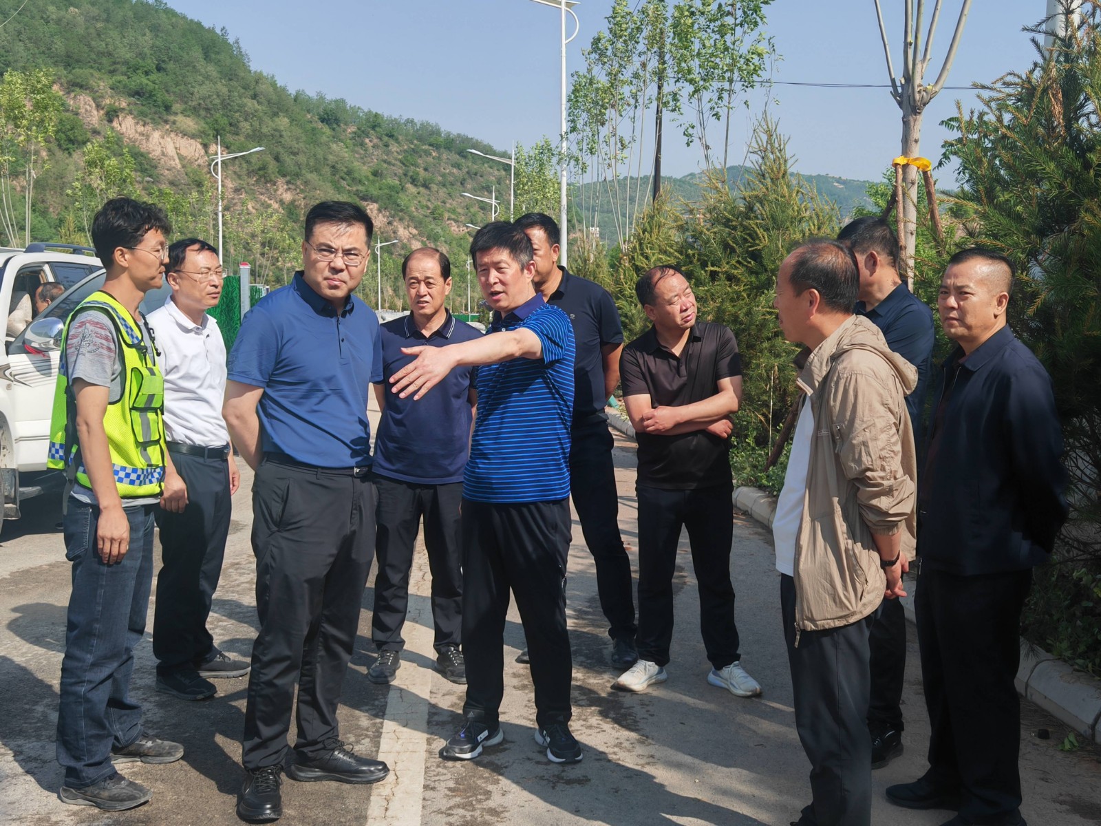市交运局副局长刘玉东、集团公司董事长苏东东一行深入延安交投集团在建项目调研督导