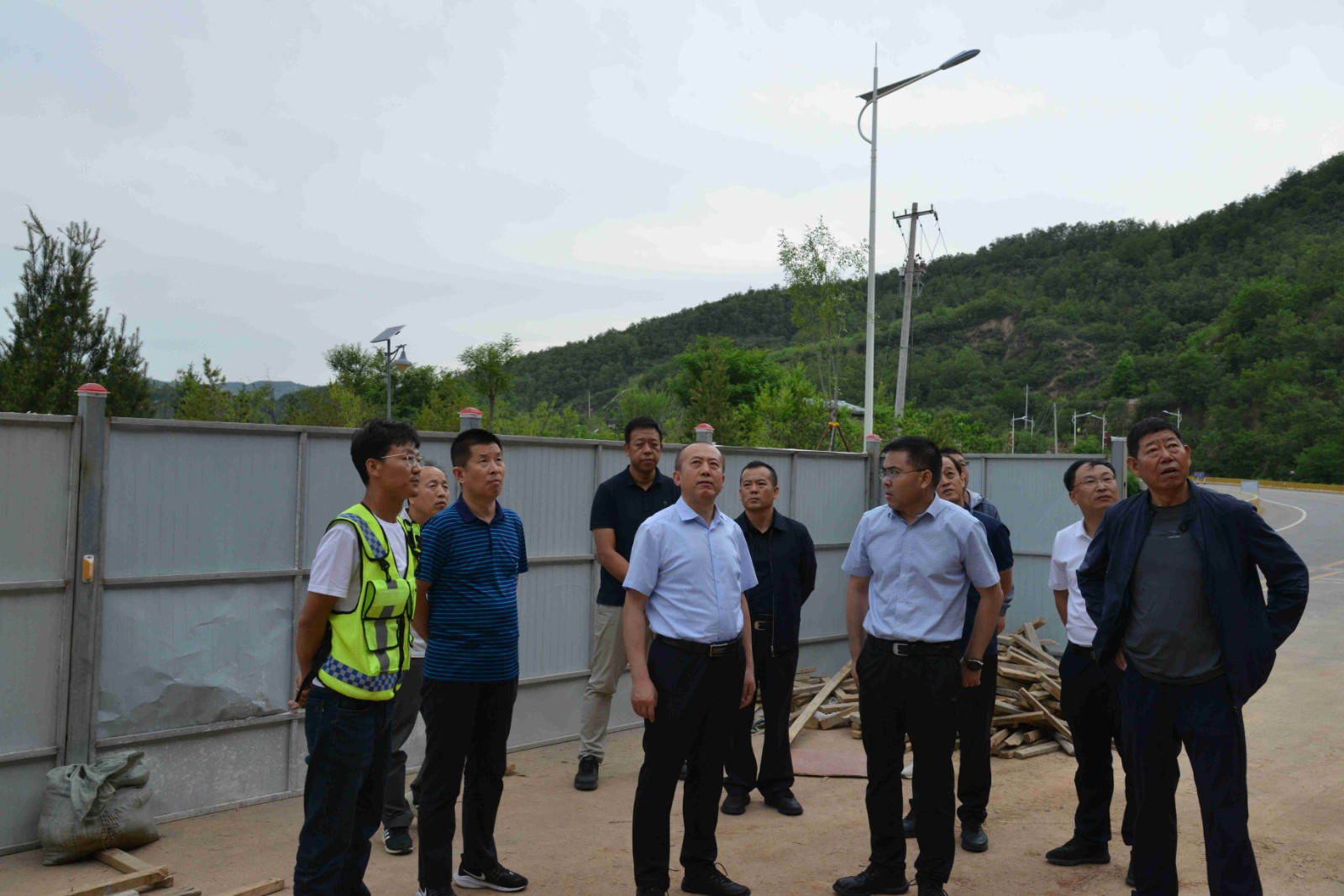 市交运局党委书记、局长王鹏飞一行深入延安新机场连线道路水毁应急抢修工程调研指导