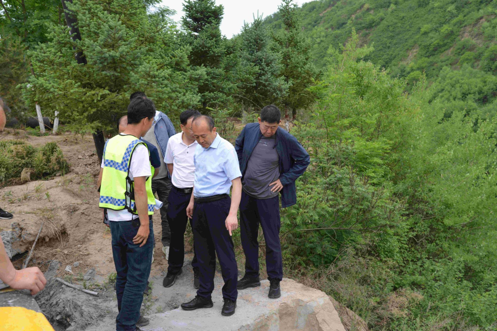 市交运局党委书记、局长王鹏飞一行深入延安新机场连线道路水毁应急抢修工程调研指导